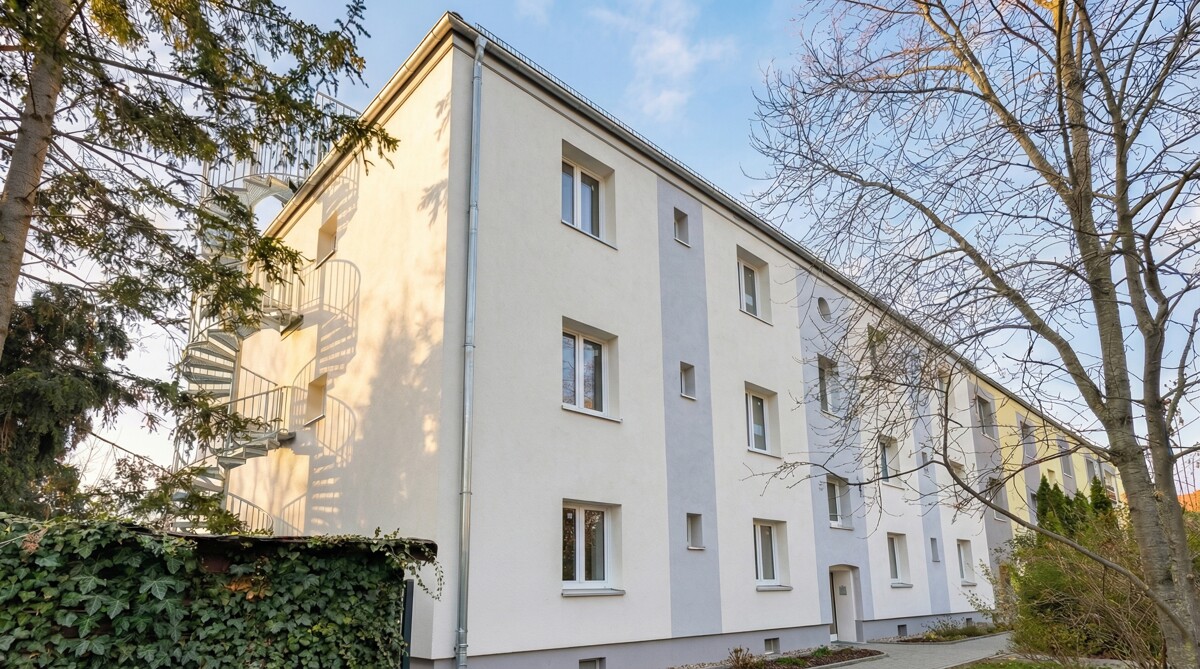 Charmantes Wohnen im sanierten Altbau – 3-Zimmer-Wohnung mit Balkon und Grünblick